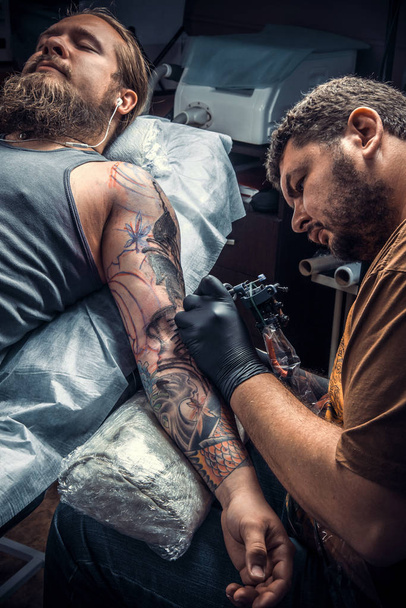 Tatuaje posando en estudio
 - Foto, Imagen
