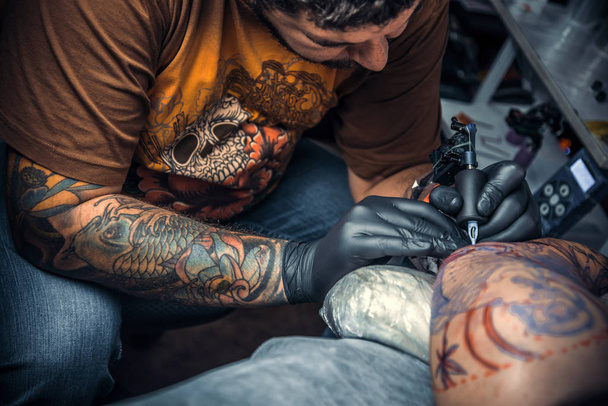 Tattooer teszi a hideg tetoválás, tetováló szalon - Fotó, kép