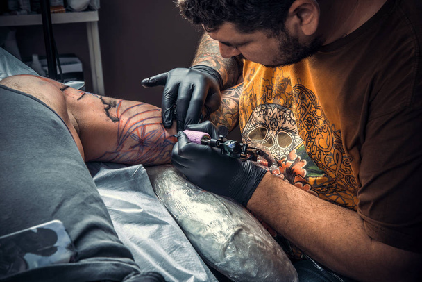 Tattooist tesz tetoválás képek stúdió - Fotó, kép