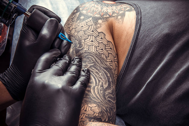 Szakmai tattooist tesz jó tetoválás stúdió - Fotó, kép