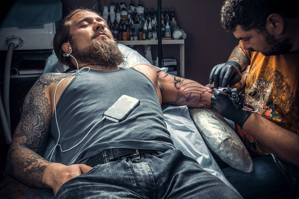 Professzionális tetováló művész teszi képek tetoválás, tetováló Studió - Fotó, kép