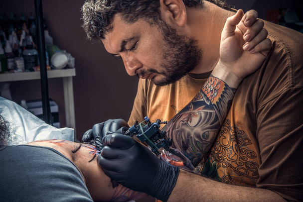 Artista profesional del tatuaje posando en estudio de tatuaje
 - Foto, Imagen
