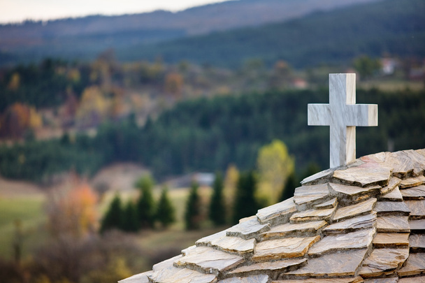 Cruz en una iglesia en las montañas
 - Foto, Imagen