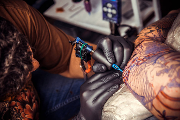 A munka tattooer-tattoo studio. / szakmai tattooist létre tattoo tetováló szalon. - Fotó, kép