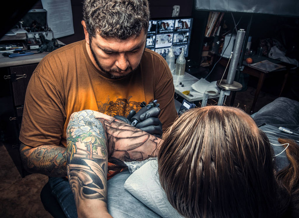 Tattooer poseren in tattoo studio - Foto, afbeelding