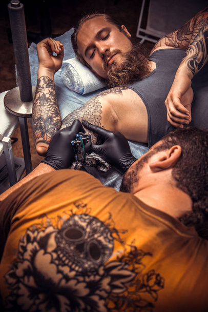 Tattooer mutatja a folyamat, hogy a tetoválás tattoo Studio - Fotó, kép