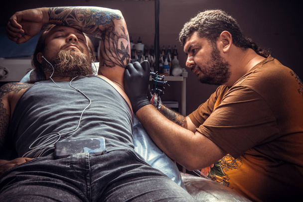 Tatuointi työskentelee tatuointi studiossa
 - Valokuva, kuva