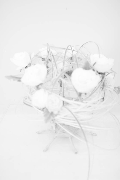 ramo de flores sobre un fondo blanco
 - Foto, imagen