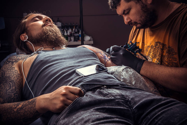Szakmai tattooer csinál tattoo tetováló szalon - Fotó, kép
