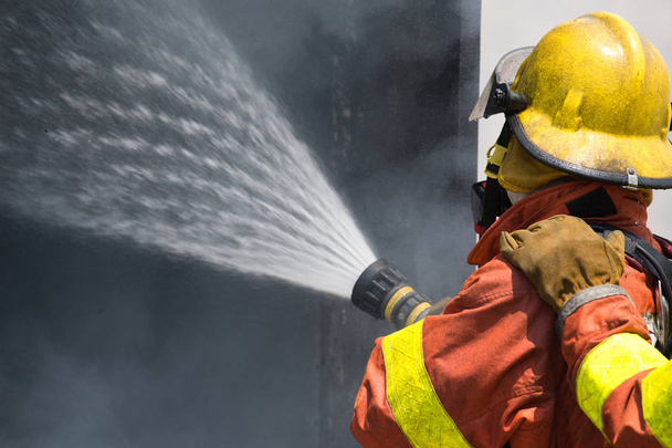 tűzoltó vízpermet a magas nyomású tűzoltó tömlő  - Fotó, kép