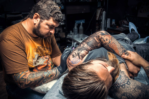 Tetováló mester mutatja a folyamat, hogy a tetoválás tattoo Studio - Fotó, kép