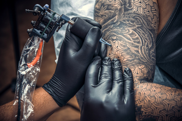 Profesjonalnych tattooist co tatuaż w studio - Zdjęcie, obraz