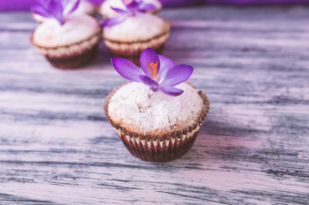 Muffiny zdobené šafrán květ - Fotografie, Obrázek