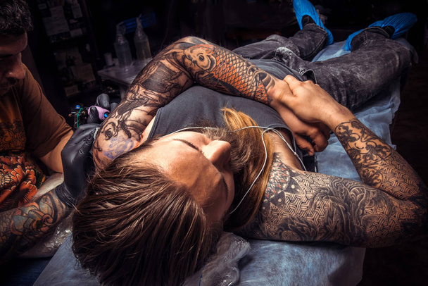 Tatuaje profesional en el trabajo en el salón de tatuajes
 - Foto, Imagen