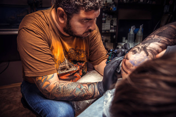 Tattooer ποζάρουν στο στούντιο τατουάζ - Φωτογραφία, εικόνα