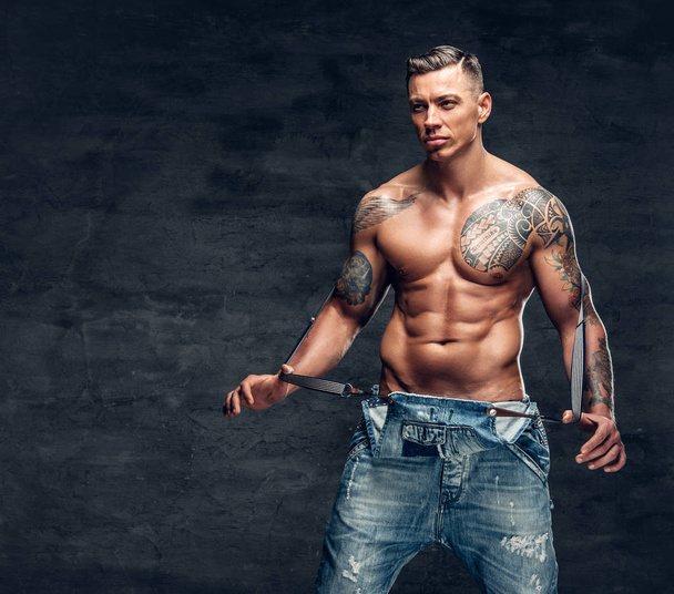 Άνθρωπο με ένα τατουάζ που είναι ντυμένο σε ένα τζιν - Φωτογραφία, εικόνα