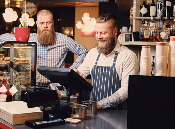 Hombres en el mostrador en una cafetería
 - Foto, imagen