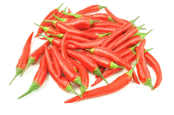 rode peppers geïsoleerd op een witte achtergrond - Foto, afbeelding