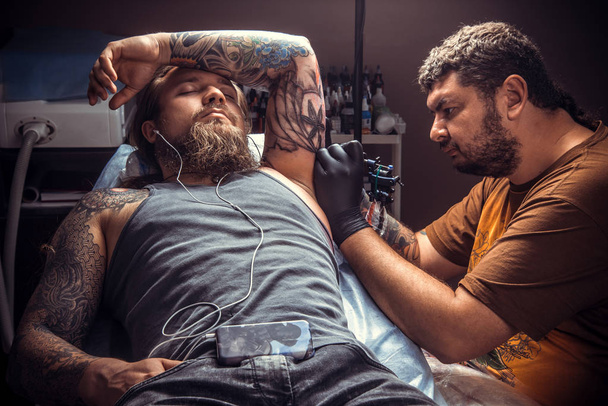 Professzionális tetováló tetováló szalon pózol - Fotó, kép