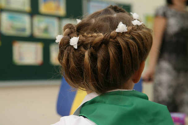机にクラスの学校の最初の日に女子高生。ウクライナ - 写真・画像