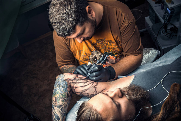 Tetováló művész dolgozik stúdió - Fotó, kép