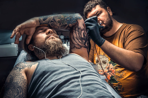 Tatuagem profissional posando em estúdio
 - Foto, Imagem