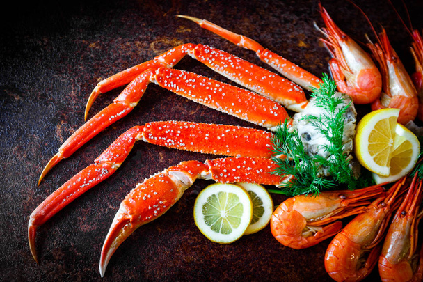 Crab legs with lemon and shrimps  - Valokuva, kuva
