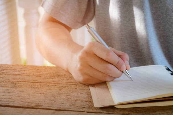 Человек пишет ручку в книге
 - Фото, изображение