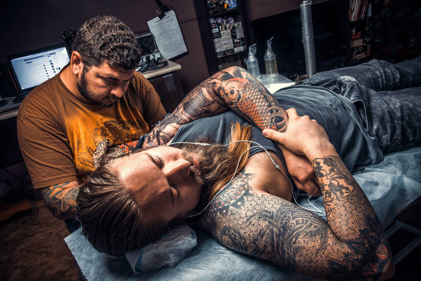 Master crea tatuaggi in studio
 - Foto, immagini