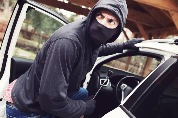 Ladrón roba coche
 - Foto, Imagen
