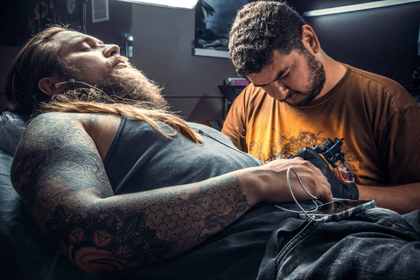 Szakmai tattooer teszi tattoo tetováló Studió - Fotó, kép