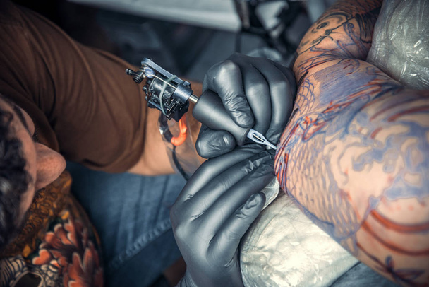 Tatuaje profesional de trabajo en salón de tatuajes
 - Foto, Imagen