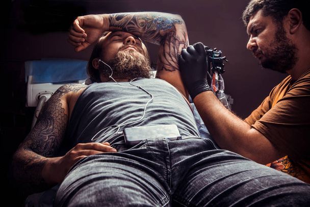 Szakmai tattooer, a munka a tetováló szalon - Fotó, kép