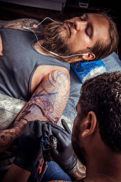 Επαγγελματική tattooist ποζάρει στο studio - Φωτογραφία, εικόνα