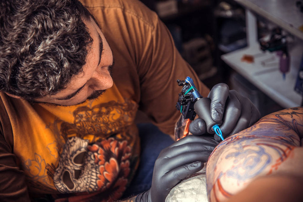 Tetováló mester teszi képek tetoválás, tetováló szalon - Fotó, kép