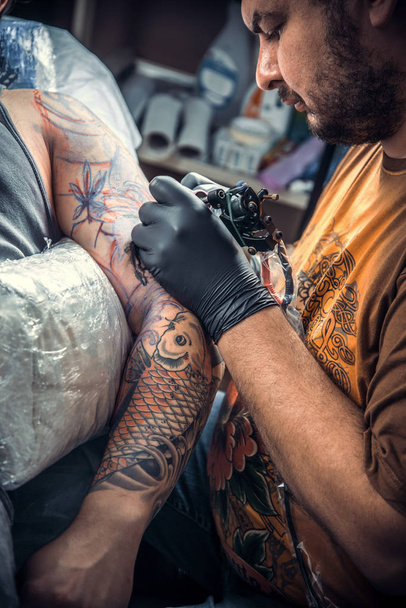 Tetoválás szakember ezzel tattoo tetováló szalon - Fotó, kép