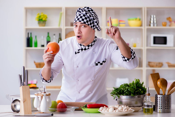 Mladý kuchař pracující v kuchyni - Fotografie, Obrázek