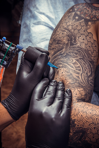 Tattooist w pracy w studio - Zdjęcie, obraz