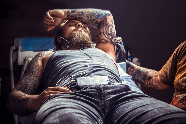 Tatuaje hace tatuaje en estudio de tatuaje
 - Foto, Imagen