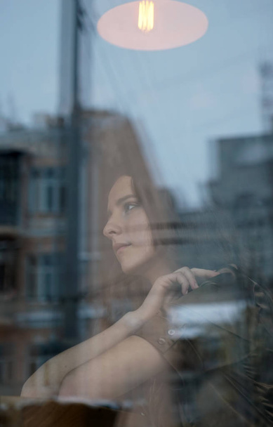 Női profil az ablakban. Város stílus. - Fotó, kép