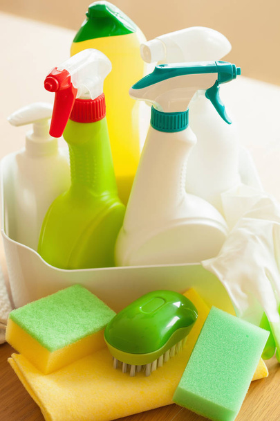 artículos de limpieza casa spray cepillo esponja guante - Foto, imagen
