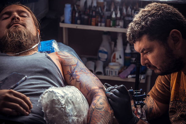 Tattooist τατουάζ κάνει στο studio - Φωτογραφία, εικόνα