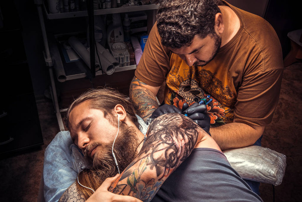 Tattooer Dokonywanie tatuaż w tatuażu - Zdjęcie, obraz