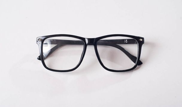 Schwarze Brille auf weißem Hintergrund, - Foto, Bild