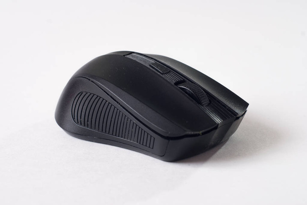 schwarze Maus auf weißem Hintergrund, Computergerät, - Foto, Bild
