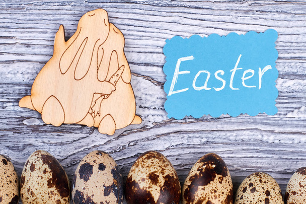 Tarjeta de Pascua y conejos de madera contrachapada
. - Foto, imagen