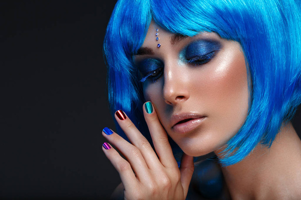 Красива дівчина в блакитній перуці
 - Фото, зображення
