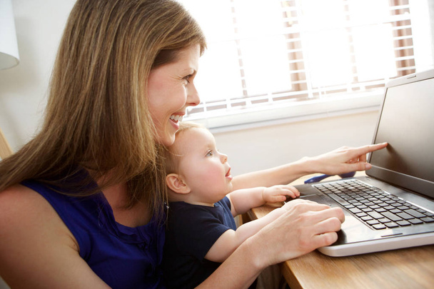 Mãe e filho usando laptop
 - Foto, Imagem