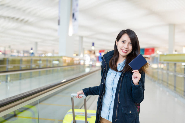Git kadın seyahat pasaportu ile Uluslararası Havaalanı'nda - Fotoğraf, Görsel