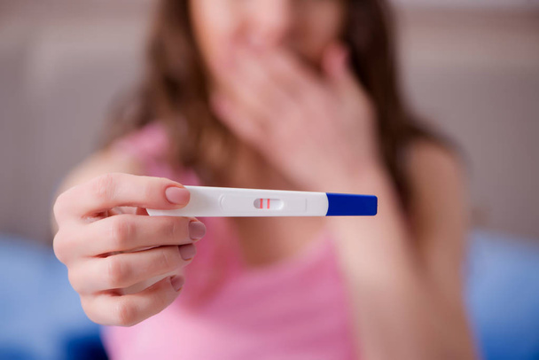 Kobieta odkrywa pozytywny wynik testu ciążowego - Zdjęcie, obraz